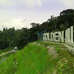 Golden Hill 3 Room Apt @ Night Market