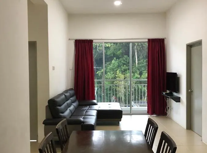 Golden Hill 3 Room Apt @ Night Market